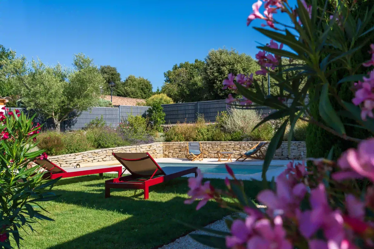 Photo transats et piscine 