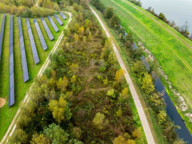 Aménagement du Rhône : contre-canaux et parc solaire — Paysage, Anthropisation, Énergie, Vue aérienne