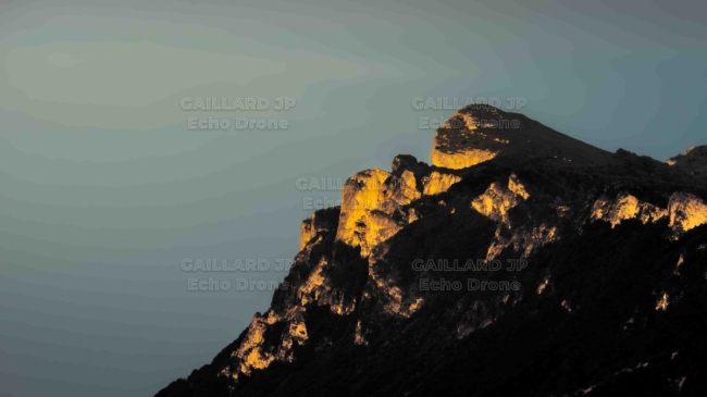 Image d'un paysage local, Les Trois Becs en Drôme - Orage et lumière dore - Paysage de montagne - Nature