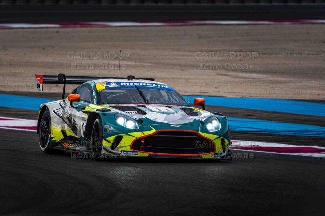 Aston Martin Vantage AMR GT3 en appui sur circuit